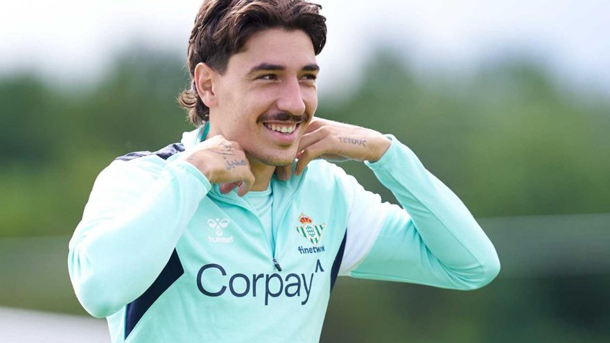 Héctor Bellerín en el entrenamiento del Betis en los Midlands
