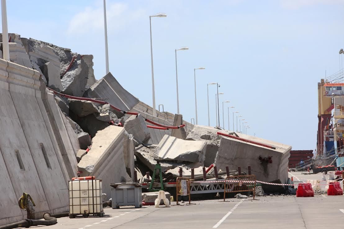 Destrozos en el Muelle de La Esfinge. (Alejandro Ramos)