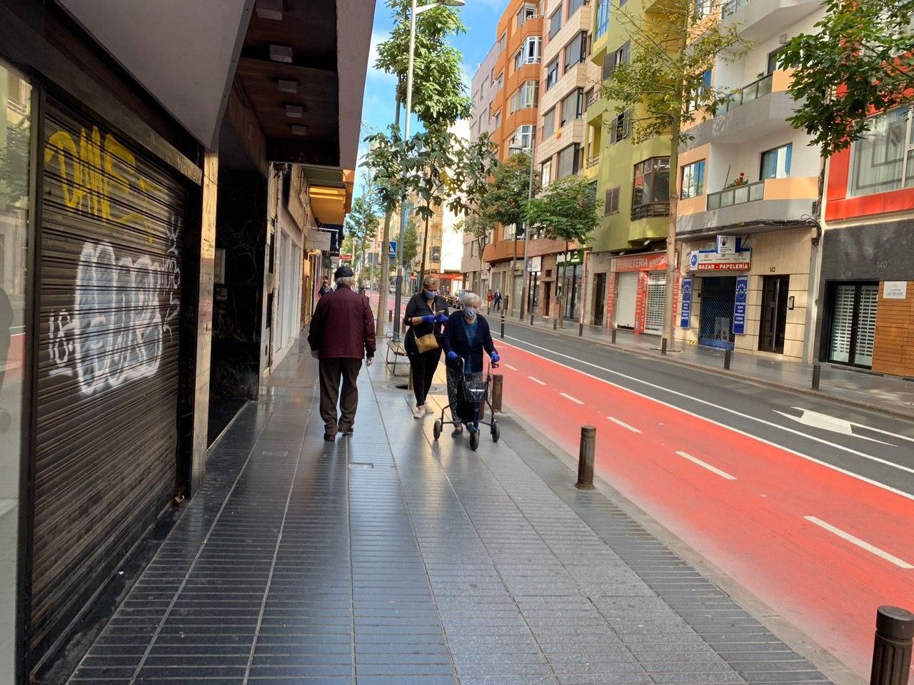 Los mayores salen a la calle en el primer día de alivio del confinamiento en Las Palmas de Gran Canaria.