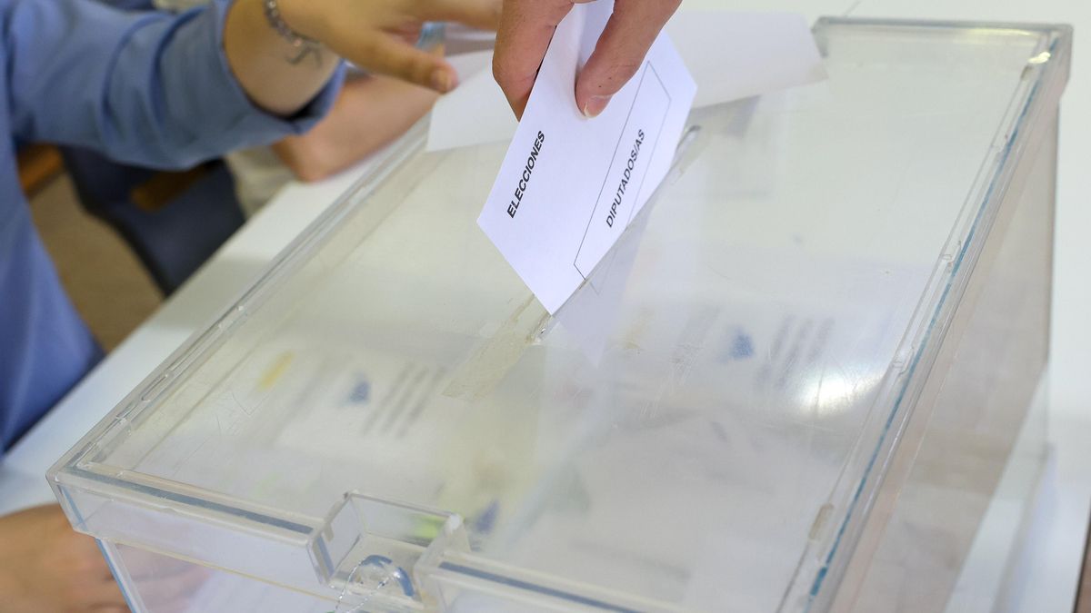 Una persona ejerce su derecho a voto