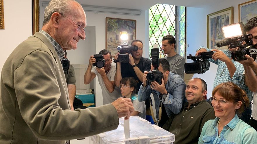 El alcalde y candidato del PP a la reelección, Francisco de la Torre, vota el 28M en el Hospital Noble.