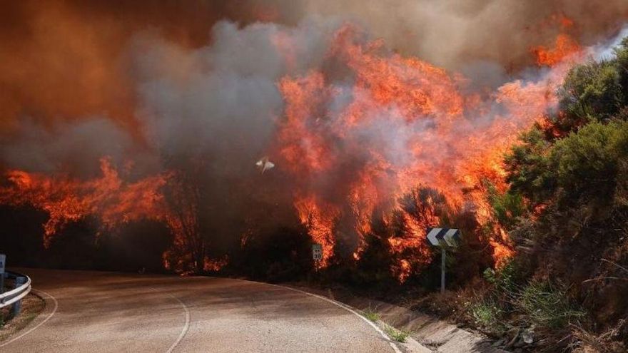 Imagen de las llamas del incendio de La Utrera este martes.