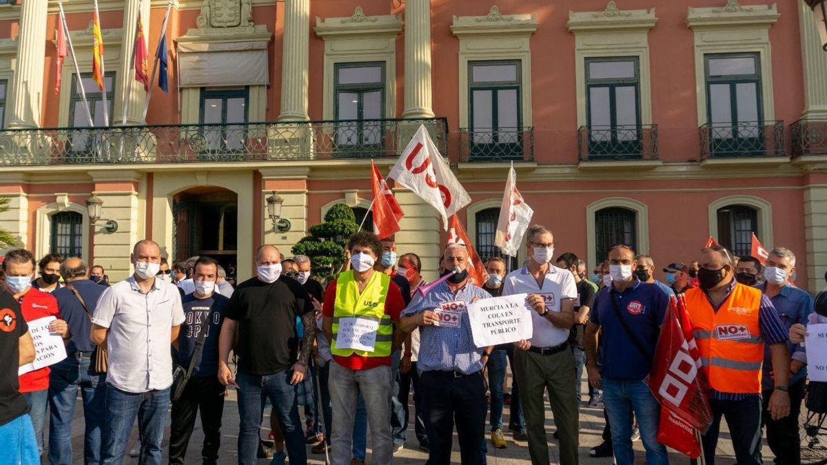 Trabajadores de la empresa concesionaria del transporte público en Murcia, junto al secretario de Sociedad Civil de Podemos Región de Murcia, Luigi Carinci