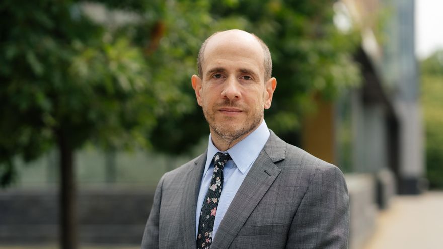 El periodista, profesor y escritor Jeff Sharret.