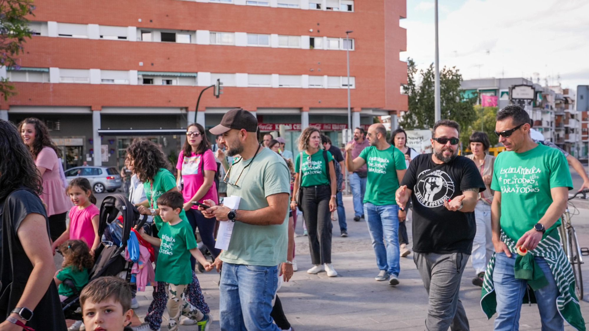 Ruta de familias CEIP Hernán Ruiz у CEIP López Diéguez para reclamar más líneas educativas en ambos centros