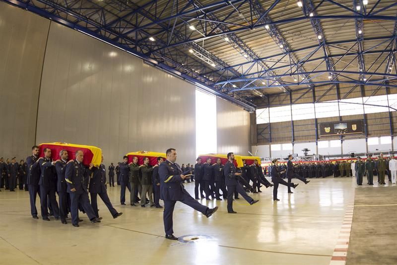 Compañeros de los cuatro militares fallecidos el pasado 19 de marzo, pertenecientes al escuadrón 802 del Escuadrón del Servicio Aéreo de Rescate (SAR) portan sus feretros en el funeral celebrado en la Base Aérea de Gando, en Gran Canaria. EFE/Ángel Medina G.