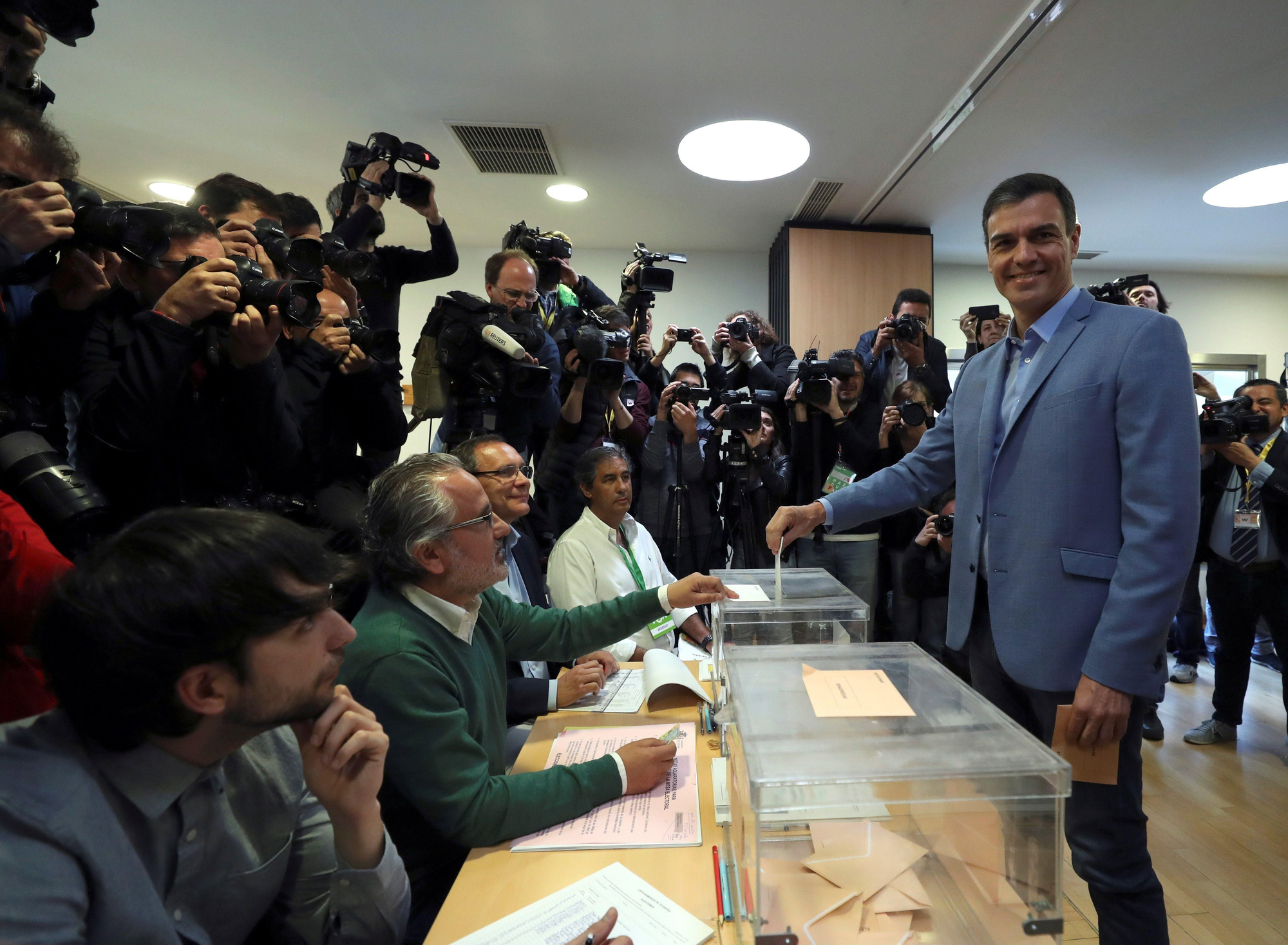 El presidente del gobierno Pedro Sánchez y su mujer Begoña Gómez votan este 28A