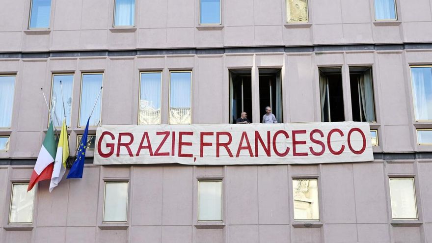 Un cartel dice 'Gracias, Francisco', en un edificio cercano a la basílica de Santa María la Mayor