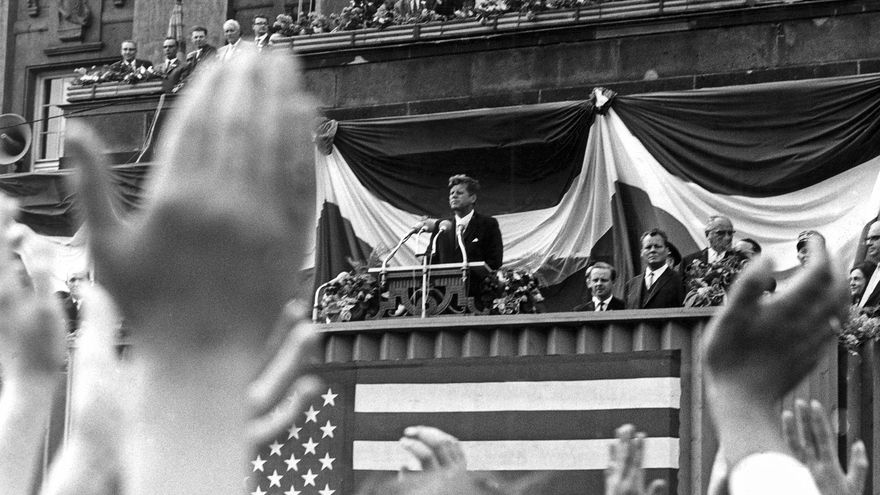 Del Kennedy triunfante en Berlín a la hostilidad de Trump: el vínculo con Europa se juega su supervivencia en las elecciones americanas