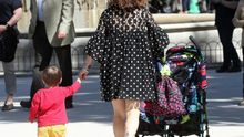 Una mujer con sus dos hijos.