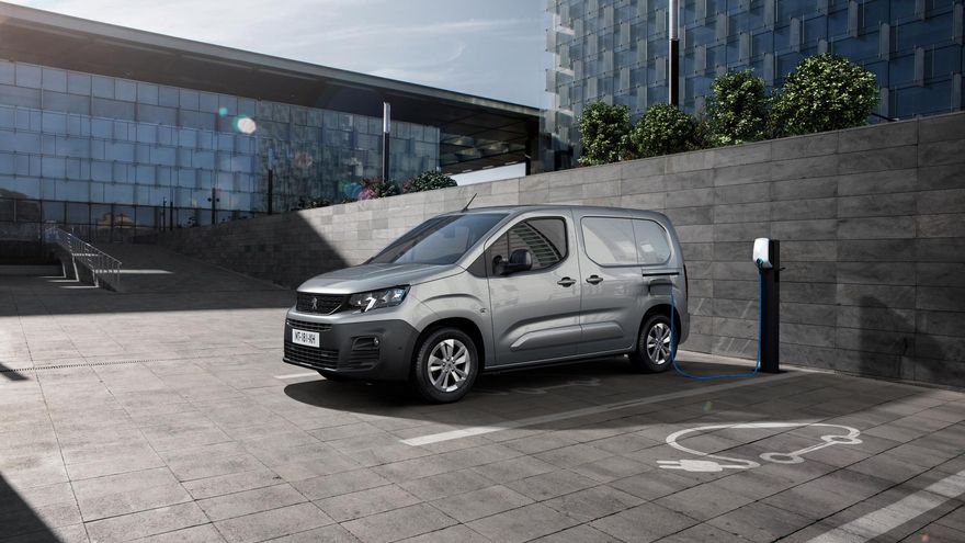 La división de comerciales de Stellantis producirá para Iveco dos furgonetas eléctricas