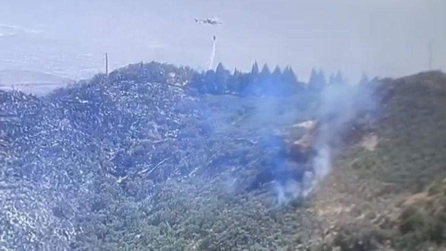 Un helicóptero actúa en el incendio de Telde, en Gran Canaria.