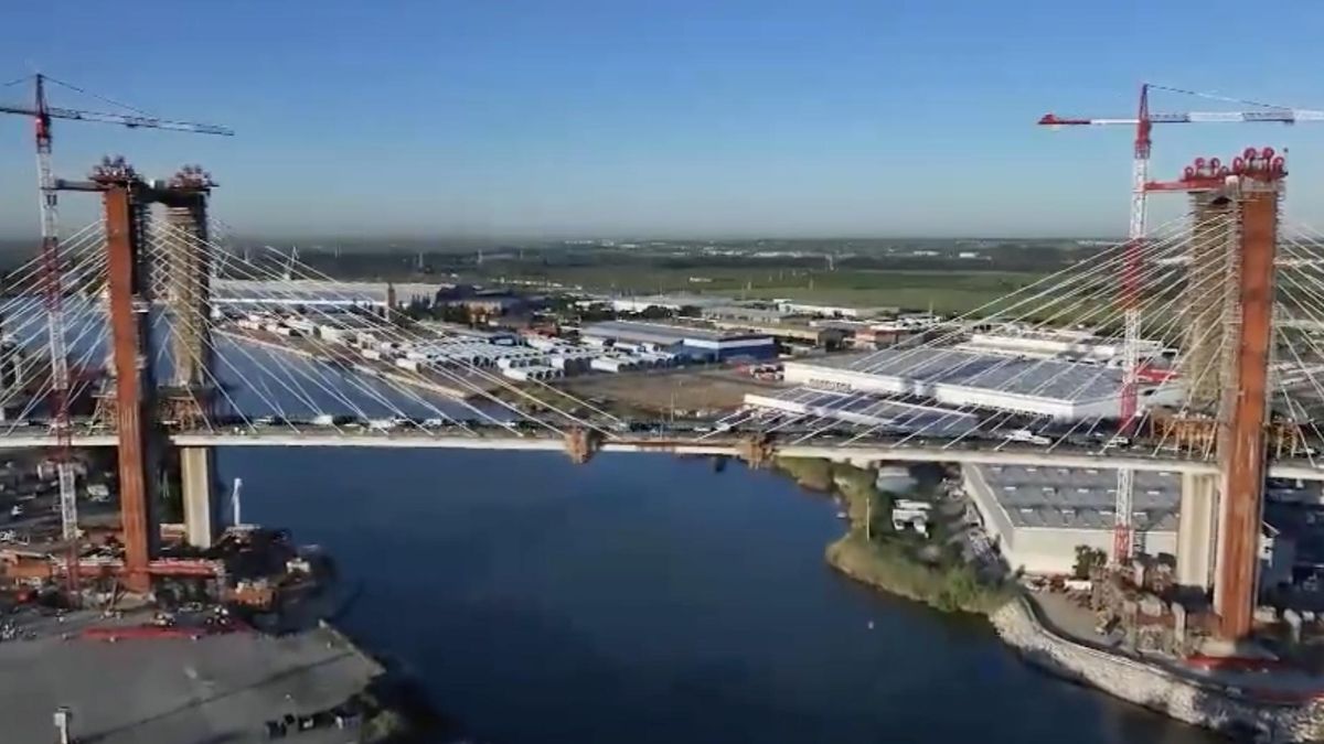 Con el izado, comienza la ampliación del tablero y la colocación de los nuevos tirantes