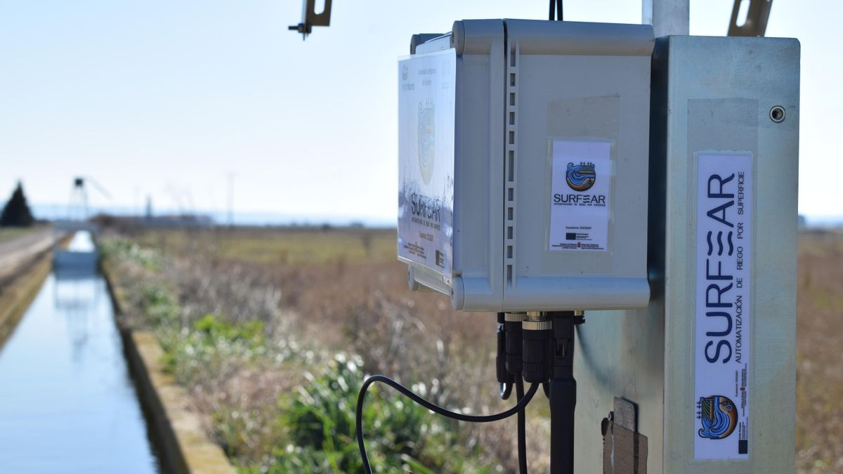 Compuerta utilizada para regular el flujo de agua en la acequia principal y detalle de su instalación en la parcela.