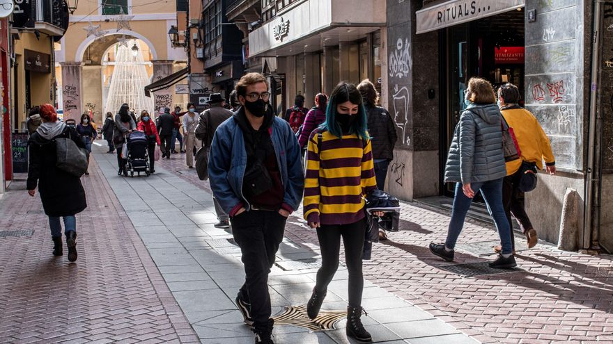 Personas pasean por una calle de tiendas en Palma de Mallorca. EFE/Cati Cladera/Archivo