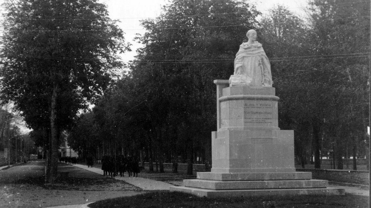 Estatua de Fray Francisco de Vitoria, elaborada por Moisés de Huerta, al poco de su colocación
