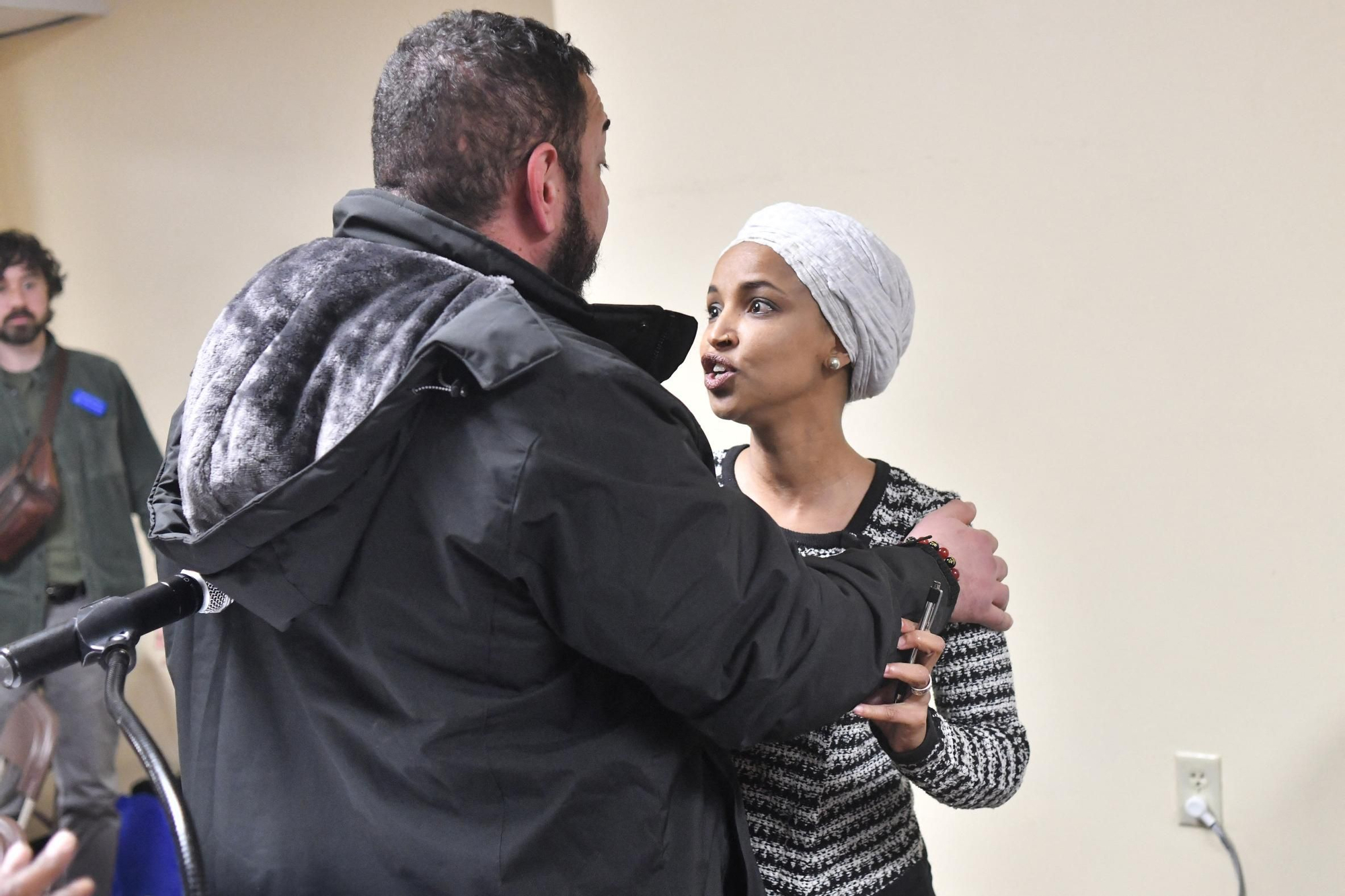 La representante estadounidense Ilhan Omar (demócrata por Minnesota), tras ser rociada con una sustancia desconocida por un hombre durante un acto público en Minneapolis, Minnesota, el 27 de enero de 2026.