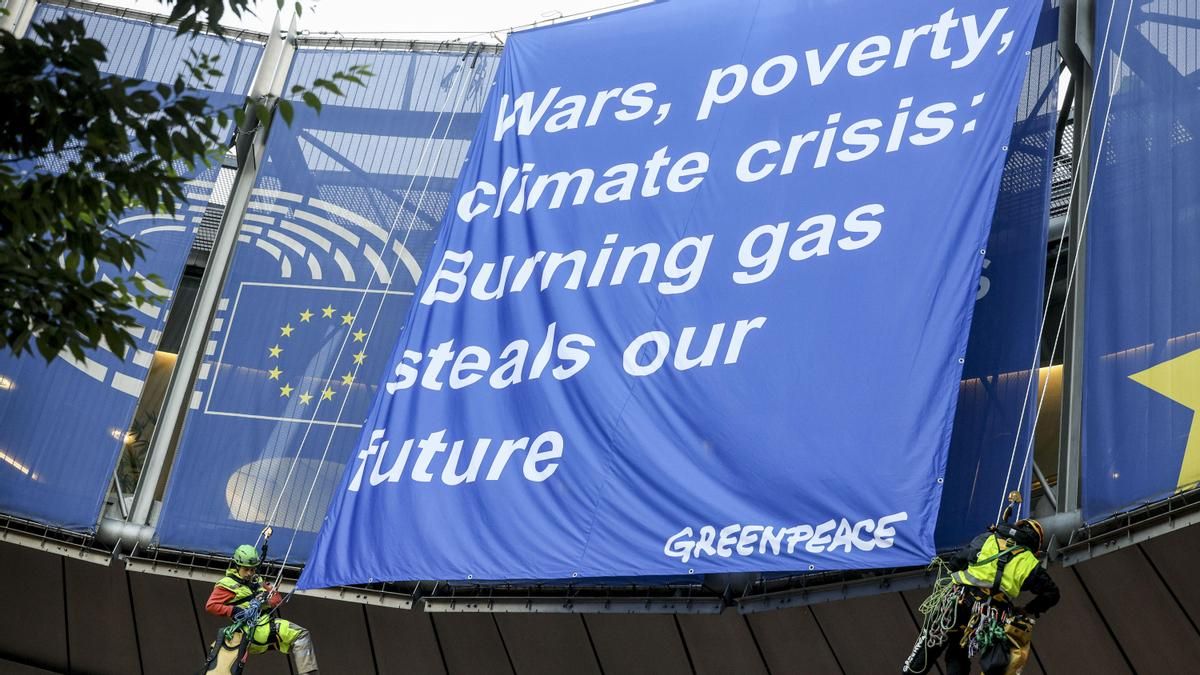 Activistas de Greenpeace protestan en el Parlamento Europeo contra los combustibles fósiles y el cambio climático a pocas horas del inicio de la cumbre que reunirá a los líderes europeos. 
