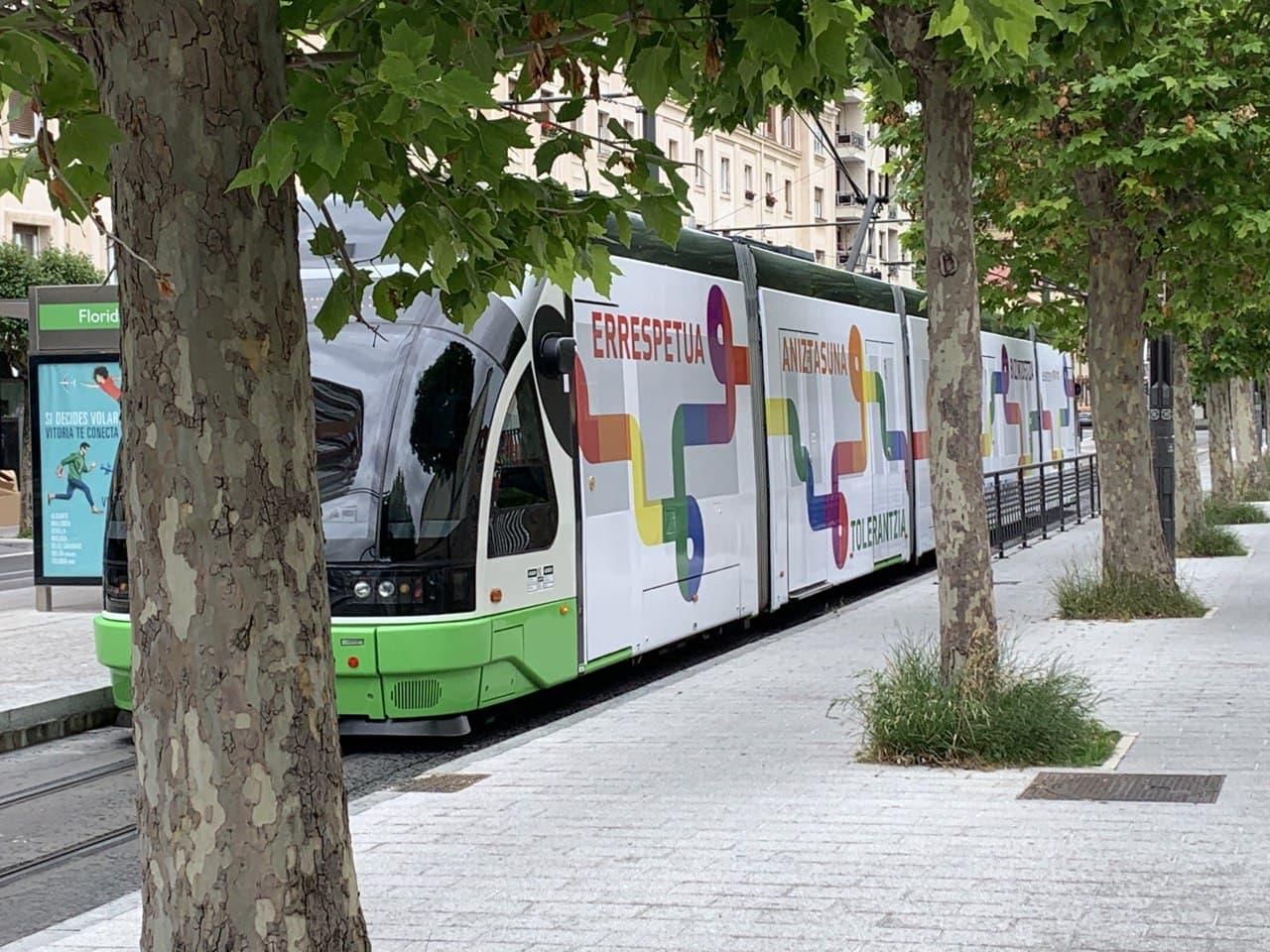 Las calles vascas se tiñen de arcoíris en el Día del Orgullo