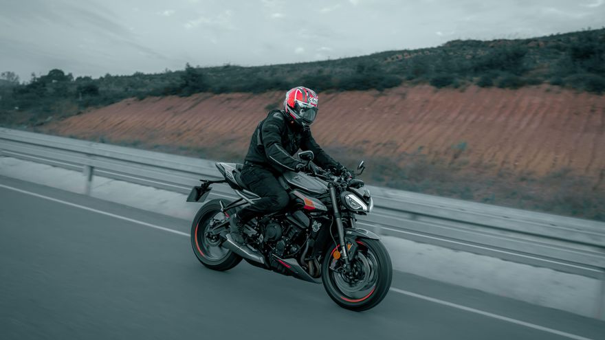 ¿Carriles únicos y prioritarios para motos? Así es la última propuesta de la DGT para mejorar su seguridad