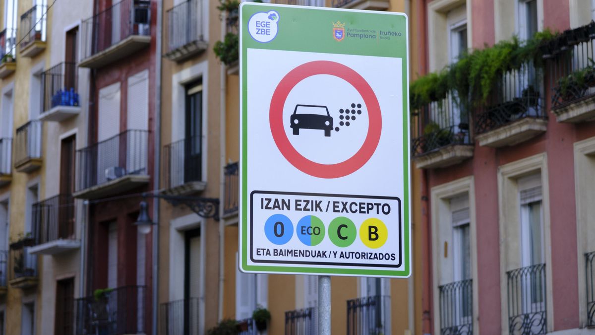 La zona de bajas emisiones en el Casco Antiguo de Pamplona reduce el tráfico en 10.983 vehículos