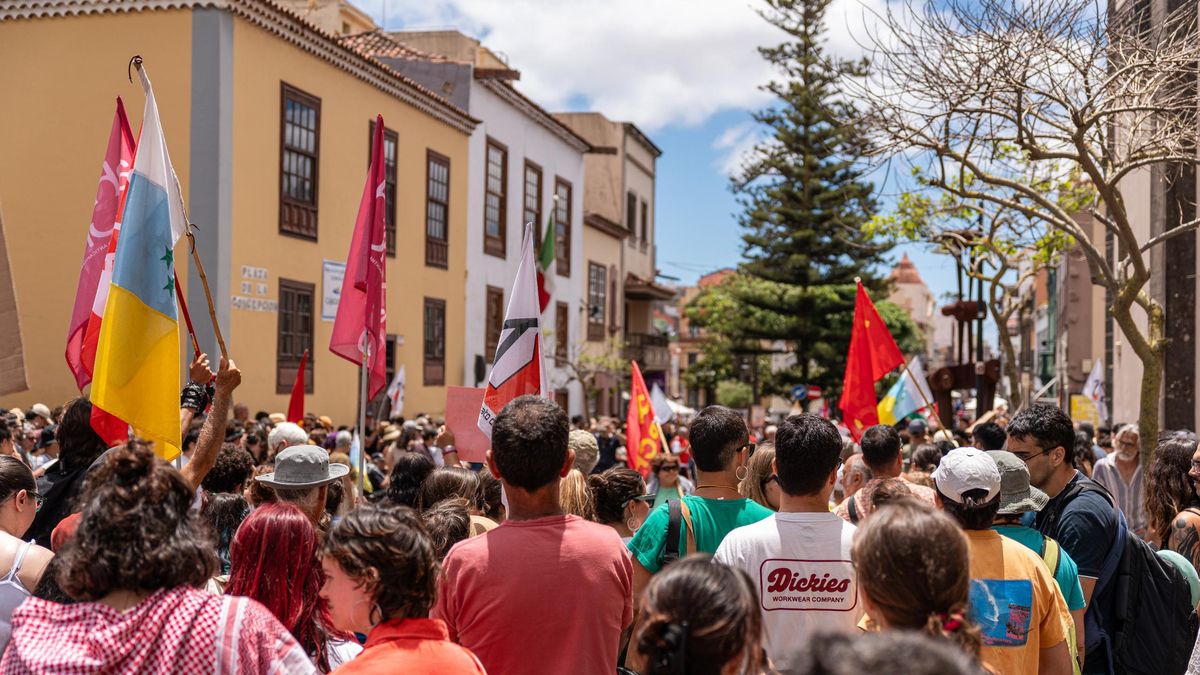Multitudinaria manifestación por la vivienda en La Laguna
