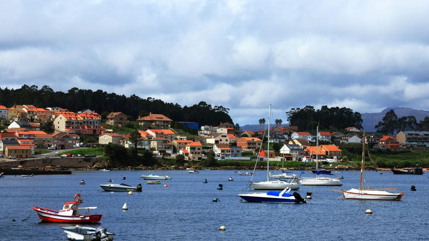 Playas de arena blanca, pinares junto al mar y gastronomía gallega en esta pequeña isla de las Rías Baixas