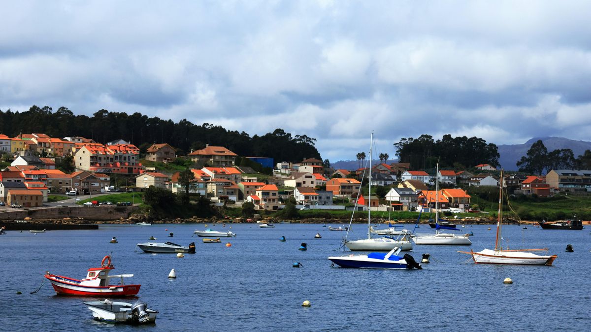 Playas de arena blanca, pinares junto al mar y gastronomía gallega en esta pequeña isla de las Rías Baixas