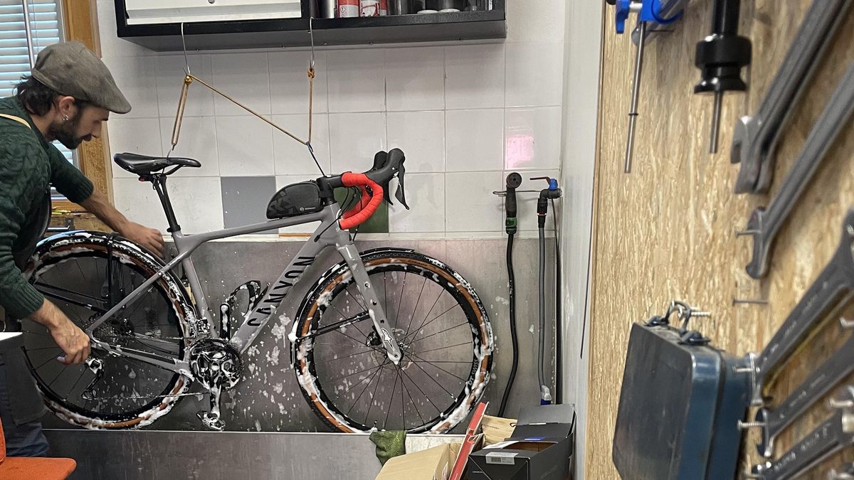 ConBici alerta sobre los daños invisibles que el calor provoca en frenos, cubiertas y baterías eléctricas, y recuerda que una revisión a tiempo puede evitar disgustos