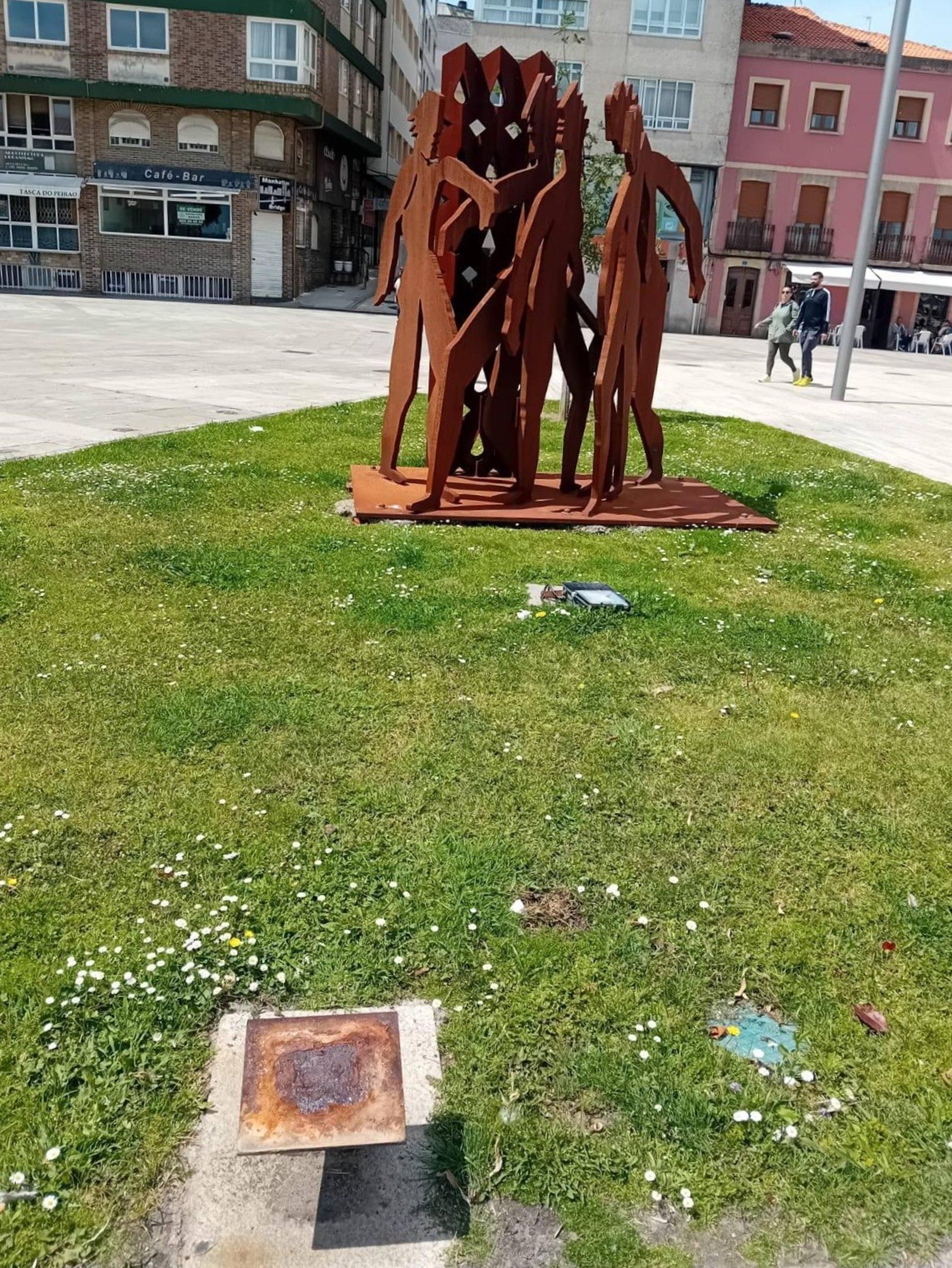 Escultura en memoria de las víctimas del franquismo atacada en Ribeira.