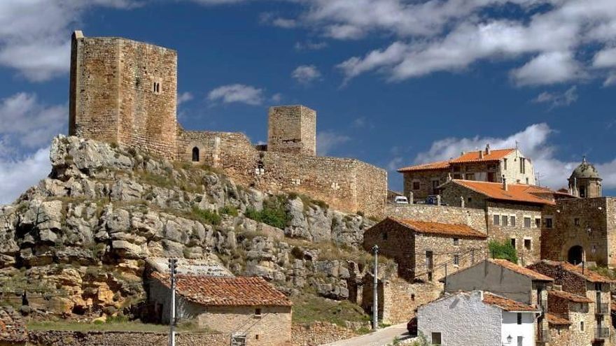 La villa aragonesa que es Bien de Interés Cultural y cuyo castillo medieval se eleva como un navío de piedra sobre el horizonte