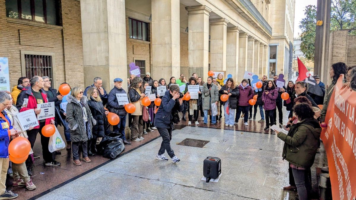 Trabajadores de los centros de protección de menores protestan por la "precarización" del servicio en Aragón