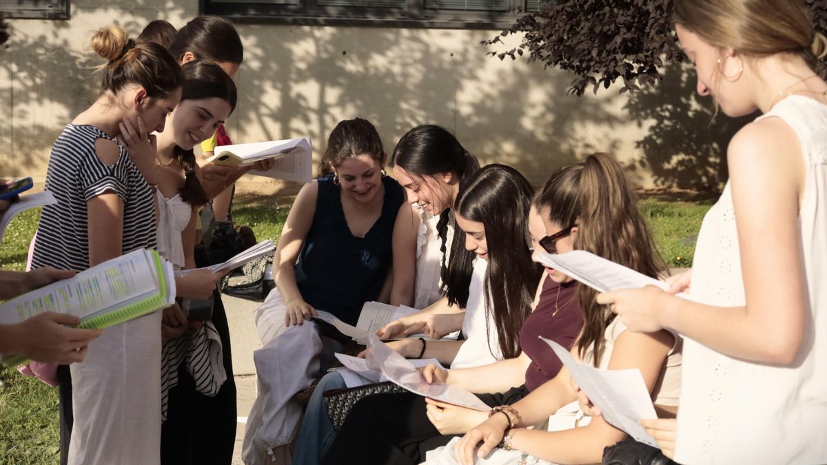 Un grupo de alumnas repasa antes de los exámenes de la PAU en Zaragoza
