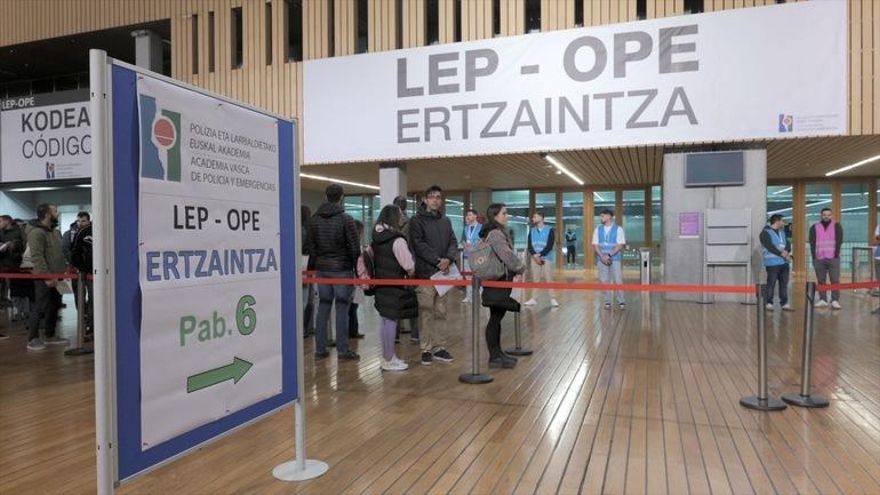 El Gobierno vasco admite que se quedó sin "sillas, mesas y exámenes" en las oposiciones de la Ertzaintza