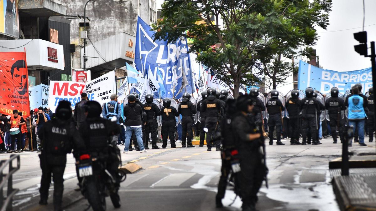 Manifestaciones en contra de la reforma de la Ley de Glaciares afuera del Congreso