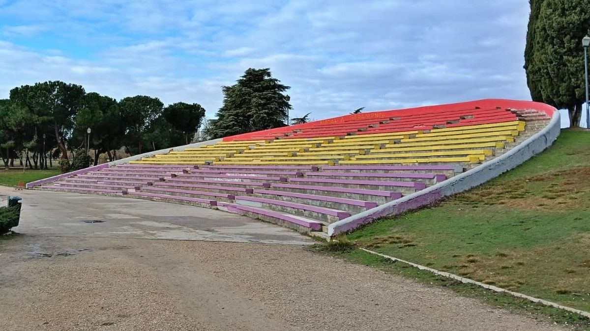 La bandera republicana gigante del parque de Aluche vuelve con más fuerza después del borrado del Ayuntamiento