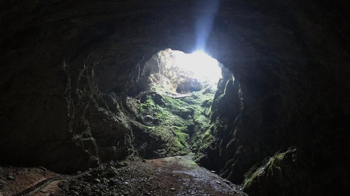 Situada en el seno de un parque nacional, esta cueva tiene una profundidad explorada de 271 metros y 520 escalones