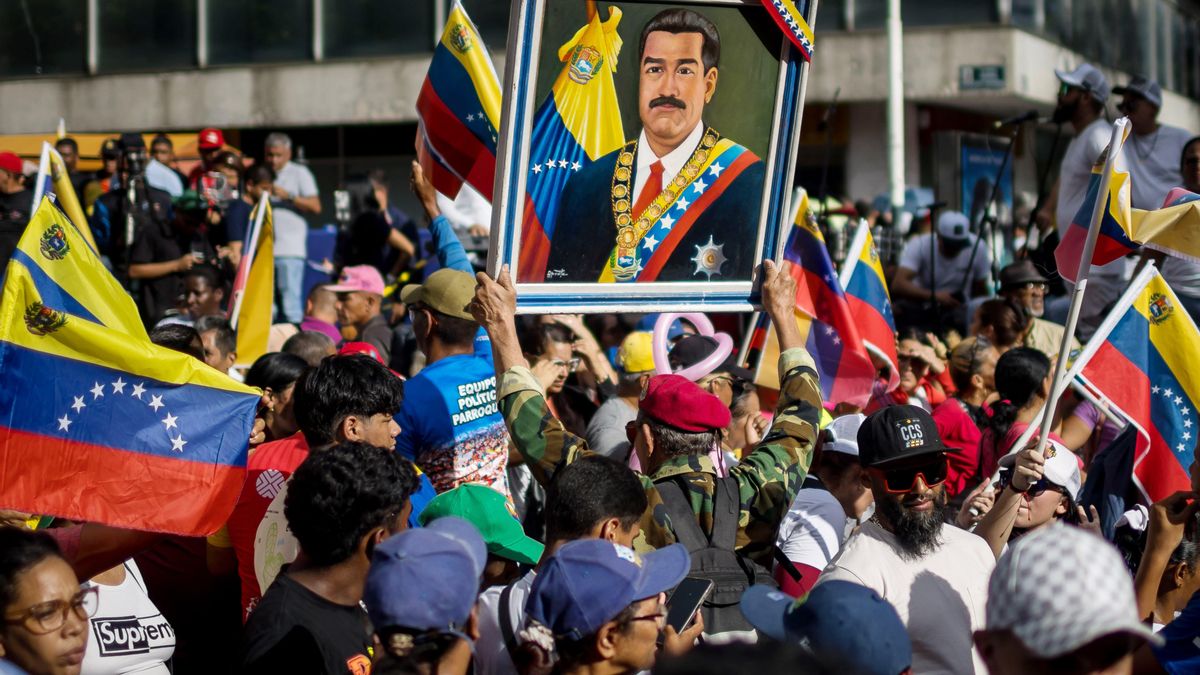 Manifestantes protestan el 12 de agosto en Caracas contra el anuncio de una recompensa de EEUU por la captura de Nicolás Maduro.