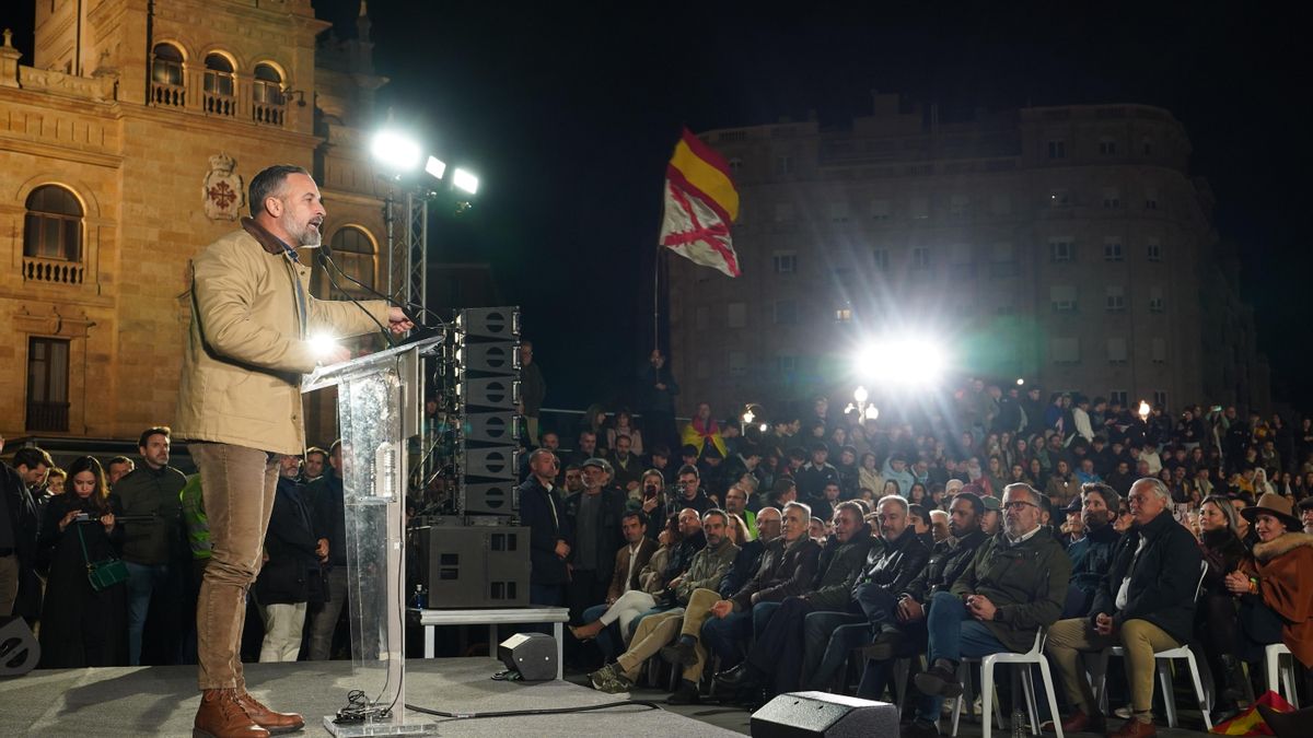 El líder de Vox, Santiago Abascal, durante su intervención en el acto de cierre de campaña de su partido antes de las elecciones del próximo 15-M en Castilla y León.