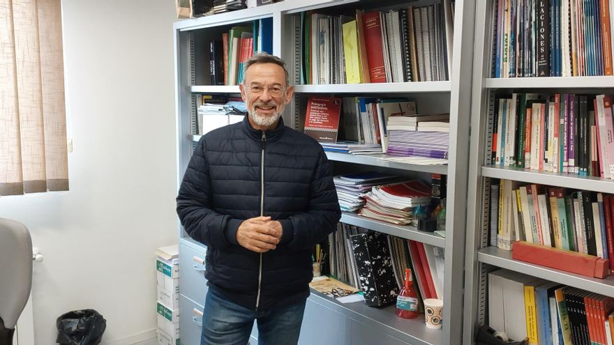 Enrique Díez, profesor: "La escuela no ejerce su finalidad fundamental, que es formar ciudadanos comprometidos"