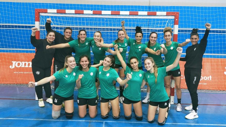 Jugadoras del Itea Córdoba celebrando la victoria.