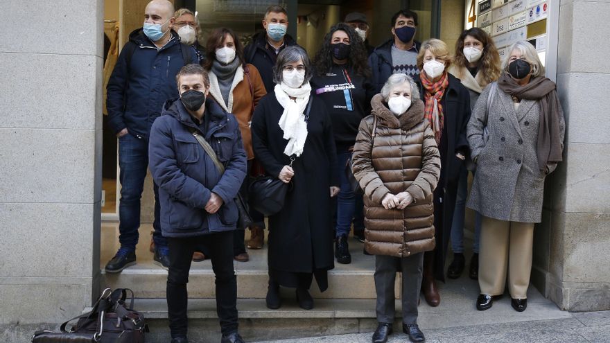Las familias de cinco víctimas del franquismo, tras presentar la documentación ante el consulado de Argentina en Vigo