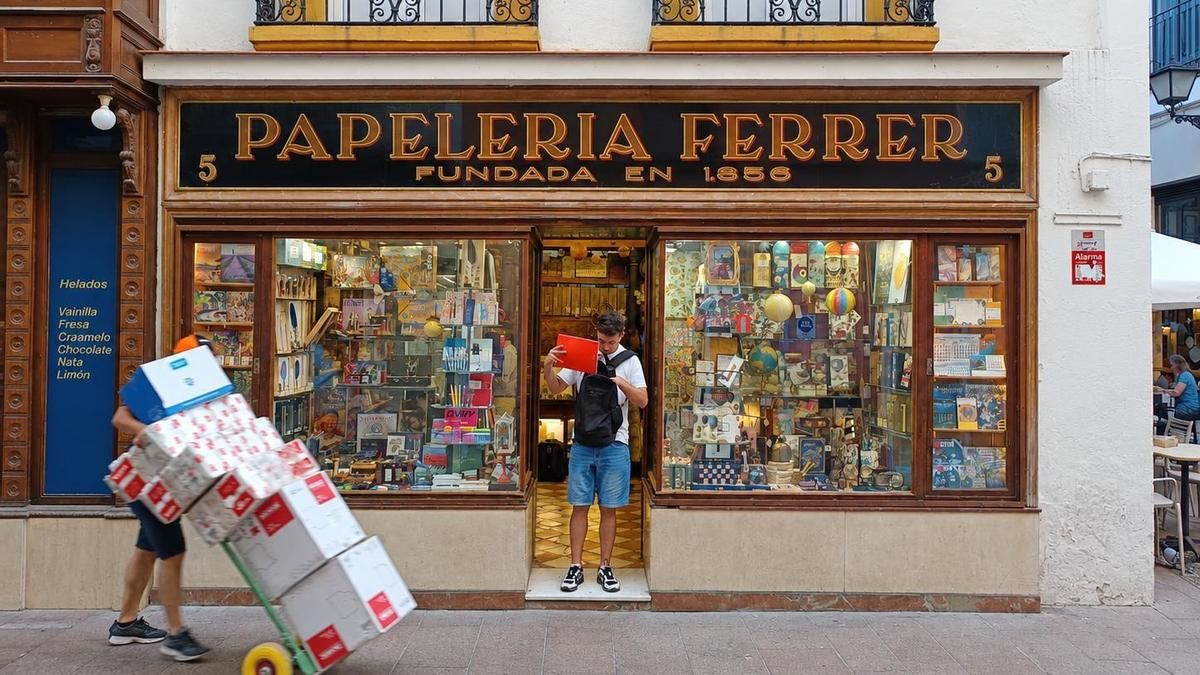 "La gente viene a oler": la papelería más antigua de España resiste al clic desde Sevilla