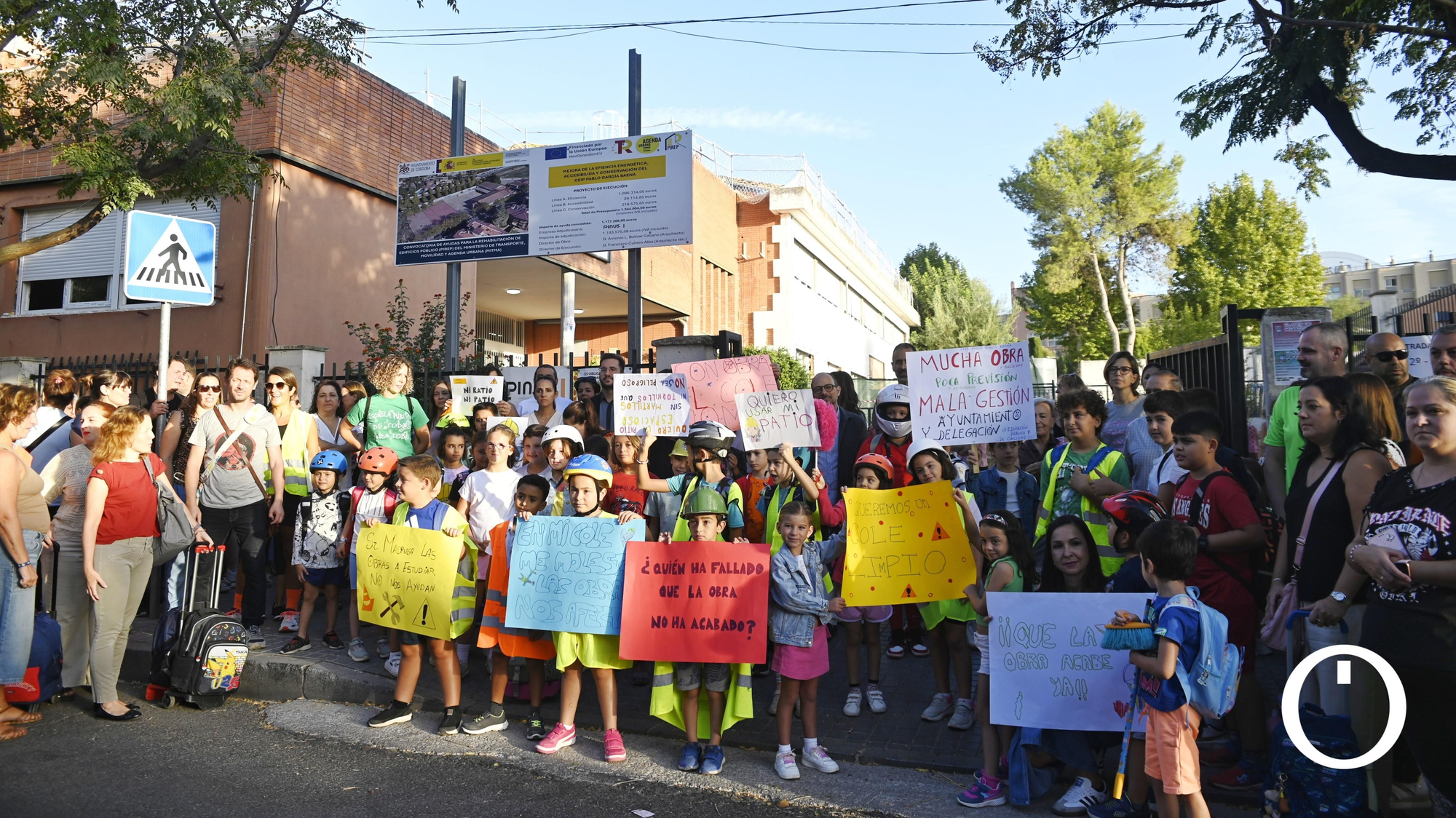 Concentración en el colegio Pablo García Baena