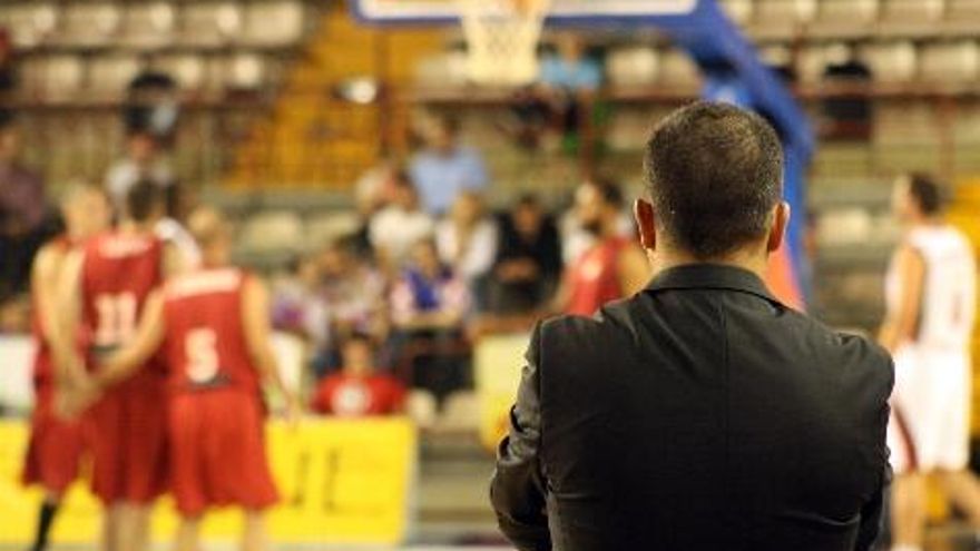 Javier Gonzalo de Grado contempla a sus jugadores de espaldas