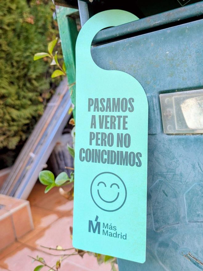 Uno de los carteles que deja Más Madrid en las viviendas que visita