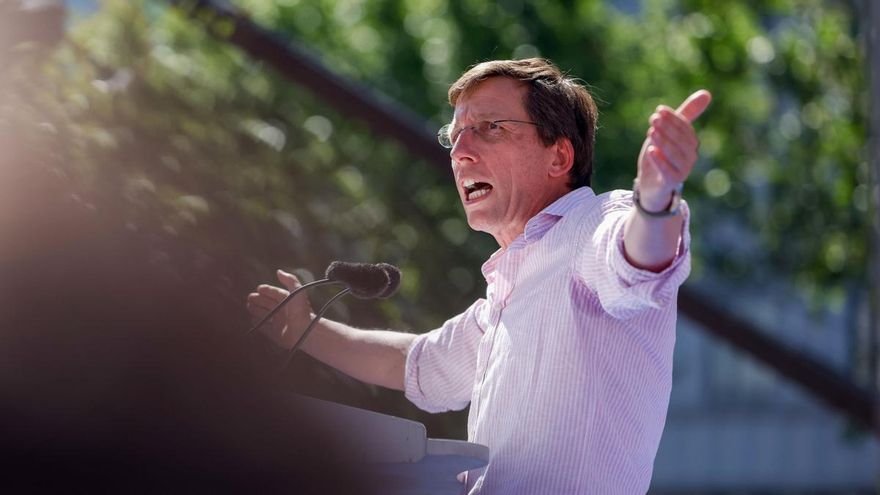 El alcalde de Madrid, José Luis Martínez-Almeida, durante este domingo en la Plaza España de Madrid.