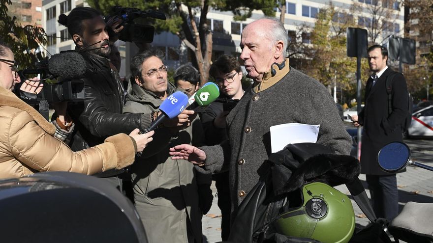 Rodrigo Rato atiende a los medios a su salida de la Audiencia Provincial de Madrid.