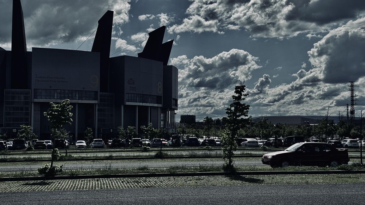 Una tasación, un informe "flojo" y obras por la caída de un foco: los contratos públicos sobre el futuro del Buesa Arena