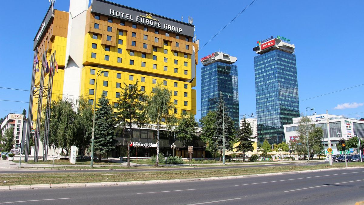 Antiguo Hotel Holiday Inn. Este lugar fue uno de los escenarios de la guerra. Aquí se alojaban los corresponsales de guerra. Es el hotel que ha recibido más impactos de proyectiles de toda la historia de Europa.